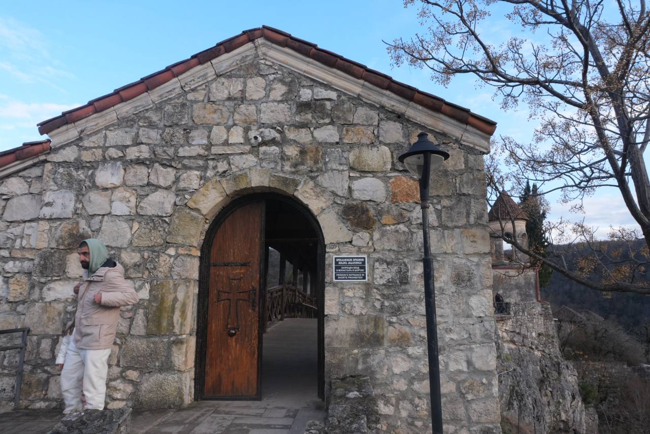 Внутри храма